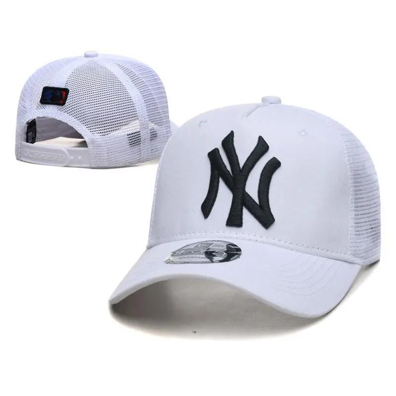 New Era New York Yankees 9FORTY Clean Trucker Cap in White/Black.