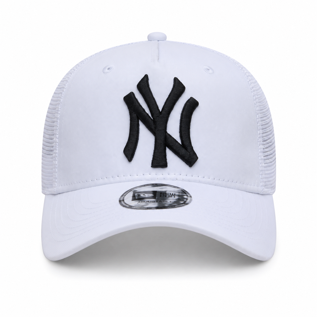 New Era New York Yankees 9FORTY Clean Trucker Cap in White/Black.